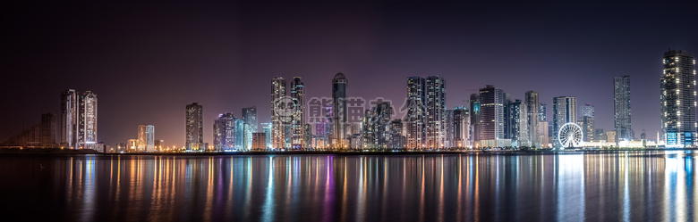 夜晚下的隔岸湖水城市图片